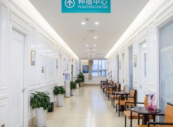 西安團圓口腔門診部走廊