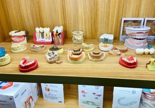 上海伯根口腔門(mén)診部展示臺(tái)