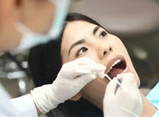 揭秘老年人種牙費(fèi)用：影響價(jià)格的因素有哪些？